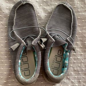 Hey dudes, men size 8, only worn a couple of times, grey